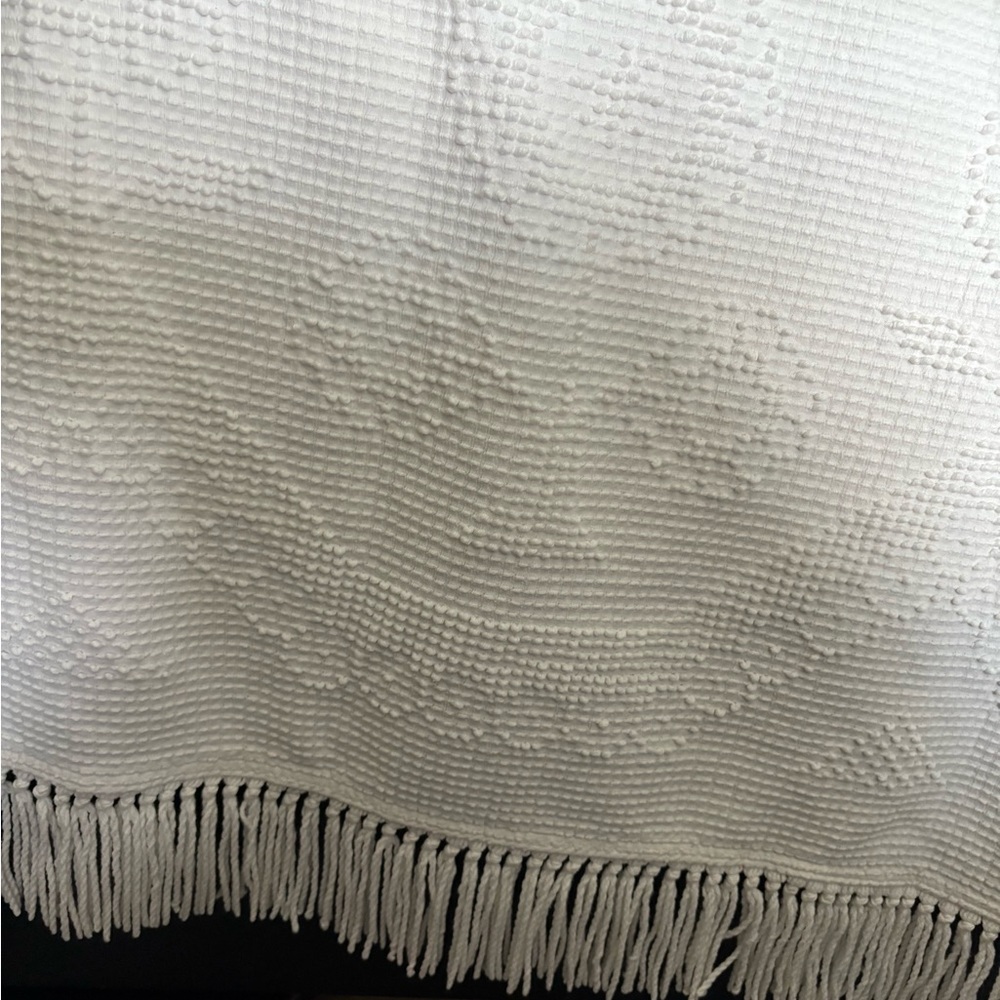 Morgan-Jones Martha Washington queen bedspread - Picture 3 of 8